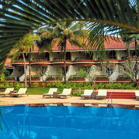 卡拉维尔海滩度假村 瓦卡 外观 照片 The pool at the resort