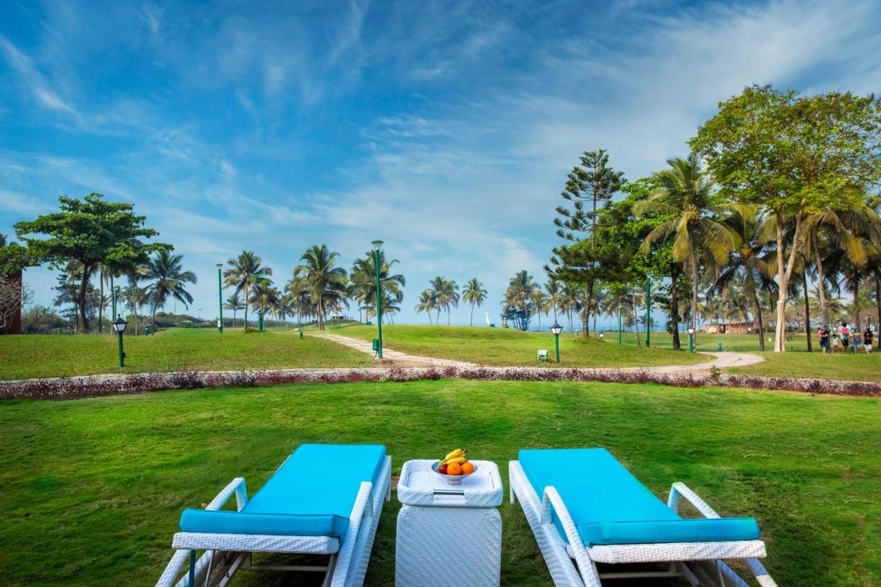 卡拉维尔海滩度假村 瓦卡 外观 照片 The lawns at the resort