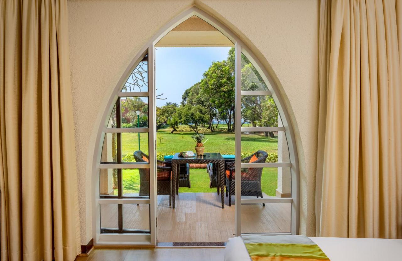 卡拉维尔海滩度假村 瓦卡 外观 照片 A view of the garden from a room at the hotel