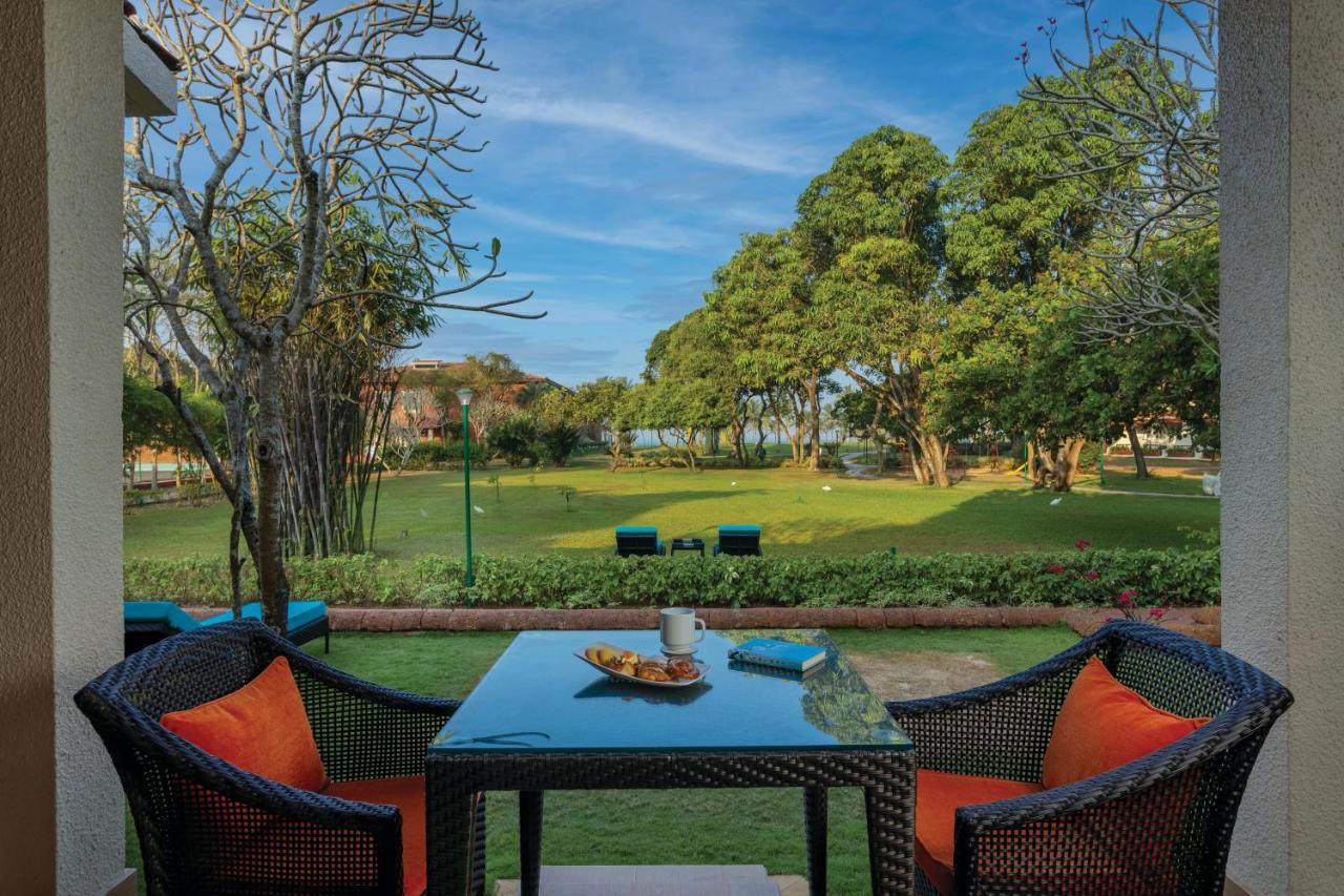 卡拉维尔海滩度假村 瓦卡 外观 照片 View of the golf course at the Taj Bengal