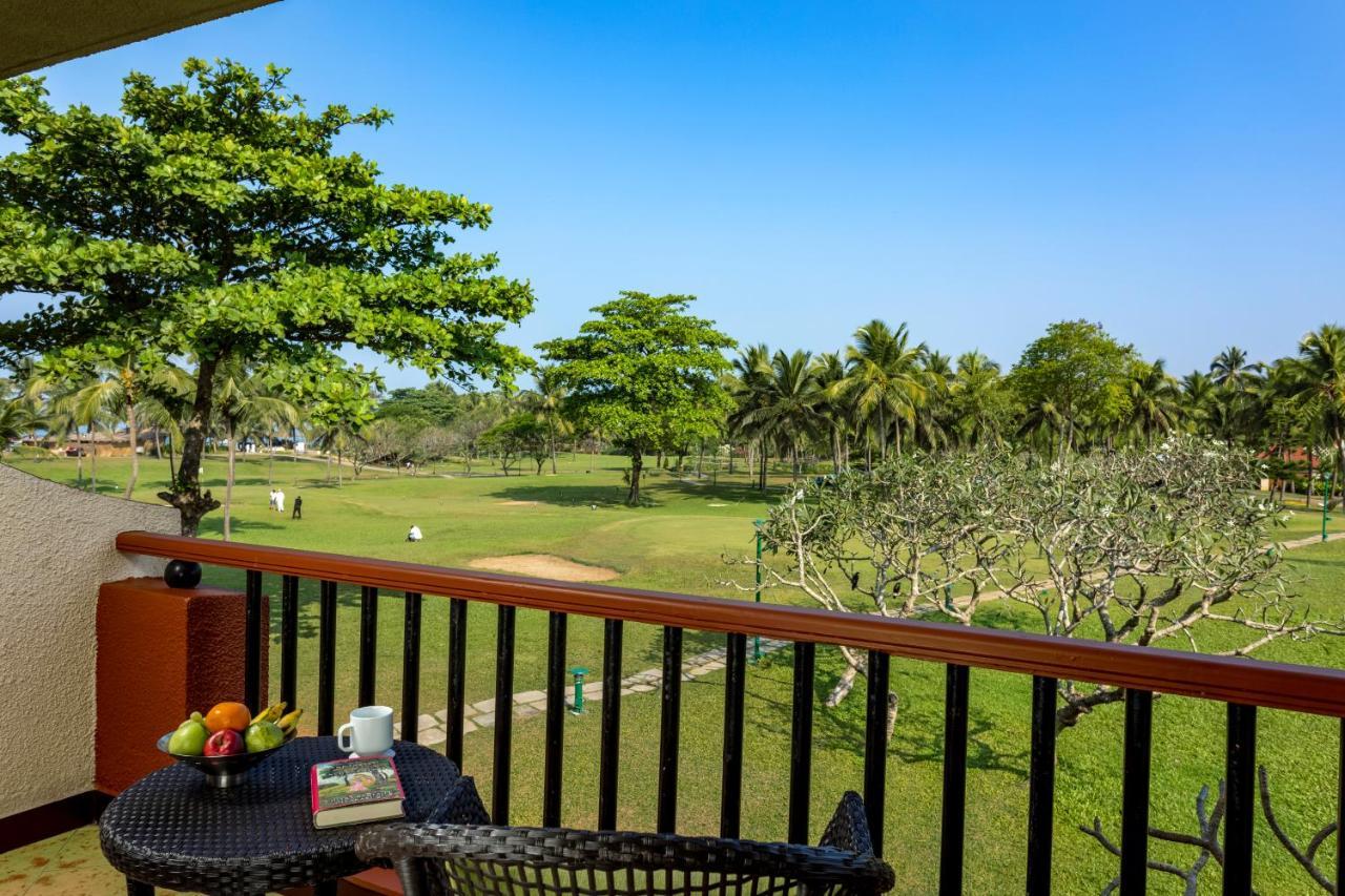 卡拉维尔海滩度假村 瓦卡 外观 照片 Golf course at the hotel