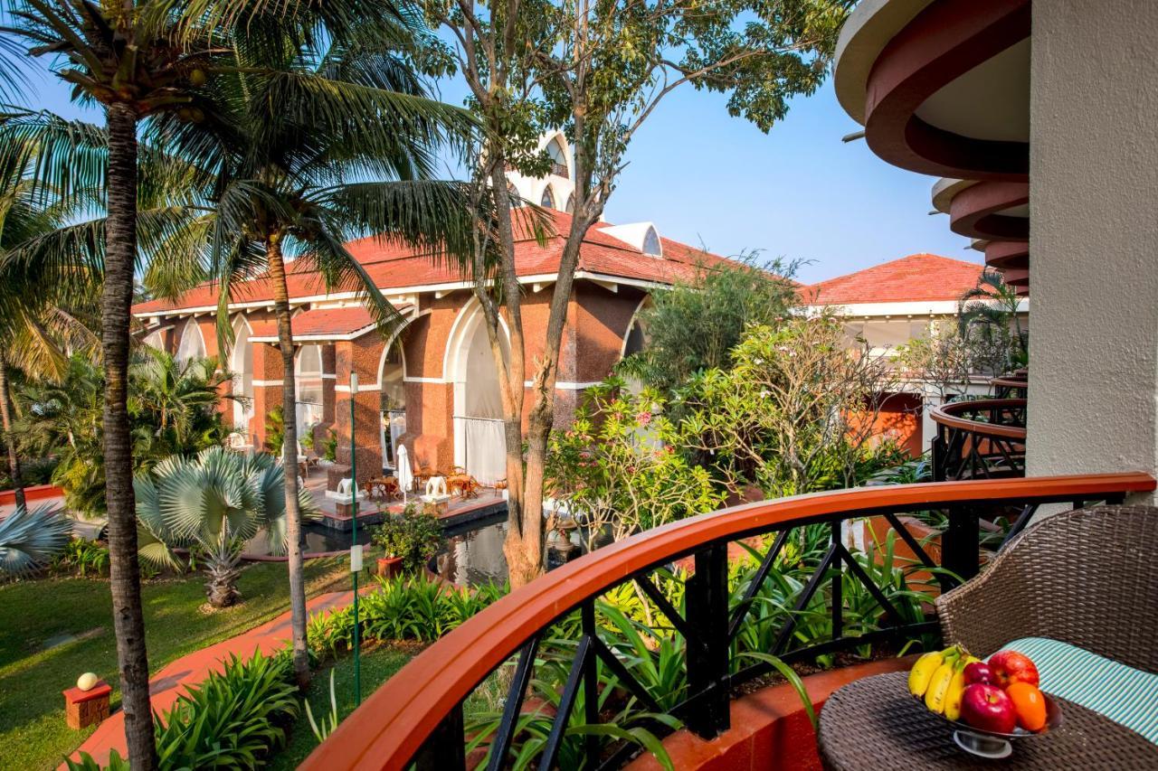 卡拉维尔海滩度假村 瓦卡 外观 照片 The resort's poolside