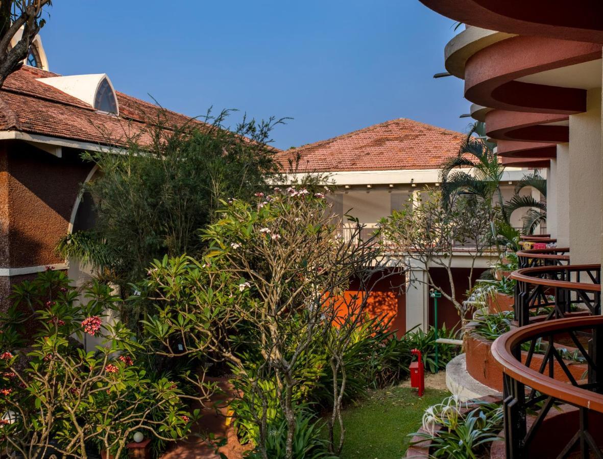 卡拉维尔海滩度假村 瓦卡 外观 照片 The resort's garden