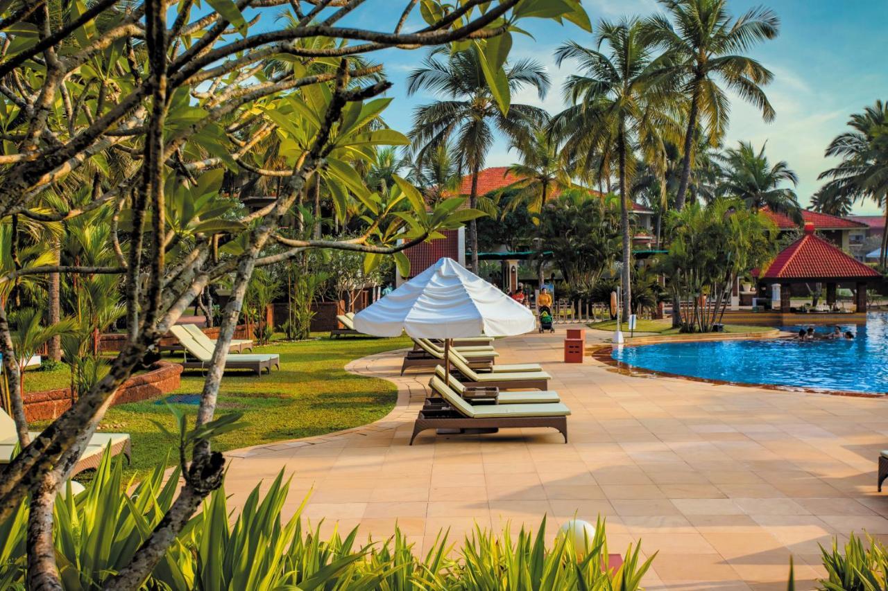 卡拉维尔海滩度假村 瓦卡 外观 照片 The pool at the Angsana Resort and Spa, Phuket