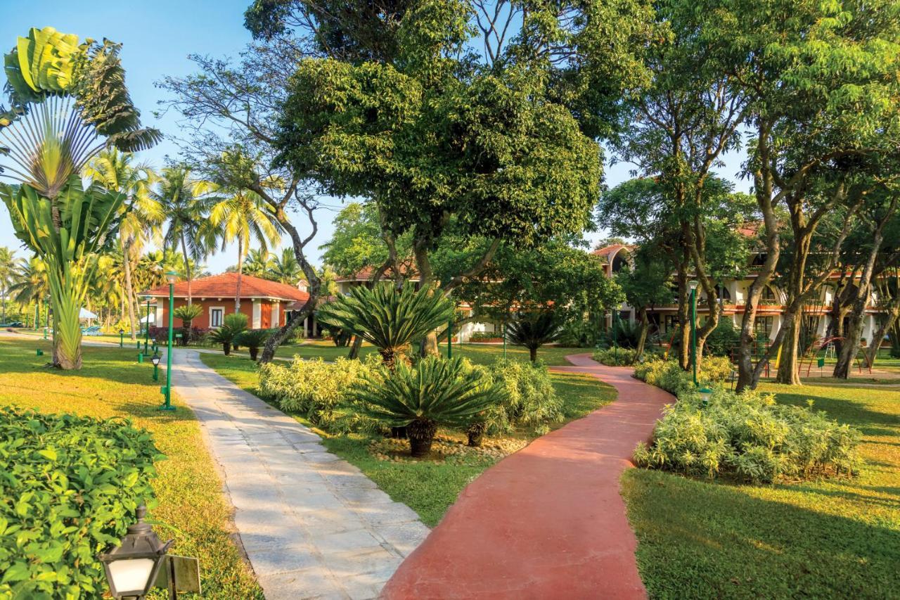 卡拉维尔海滩度假村 瓦卡 外观 照片 The resort's grounds