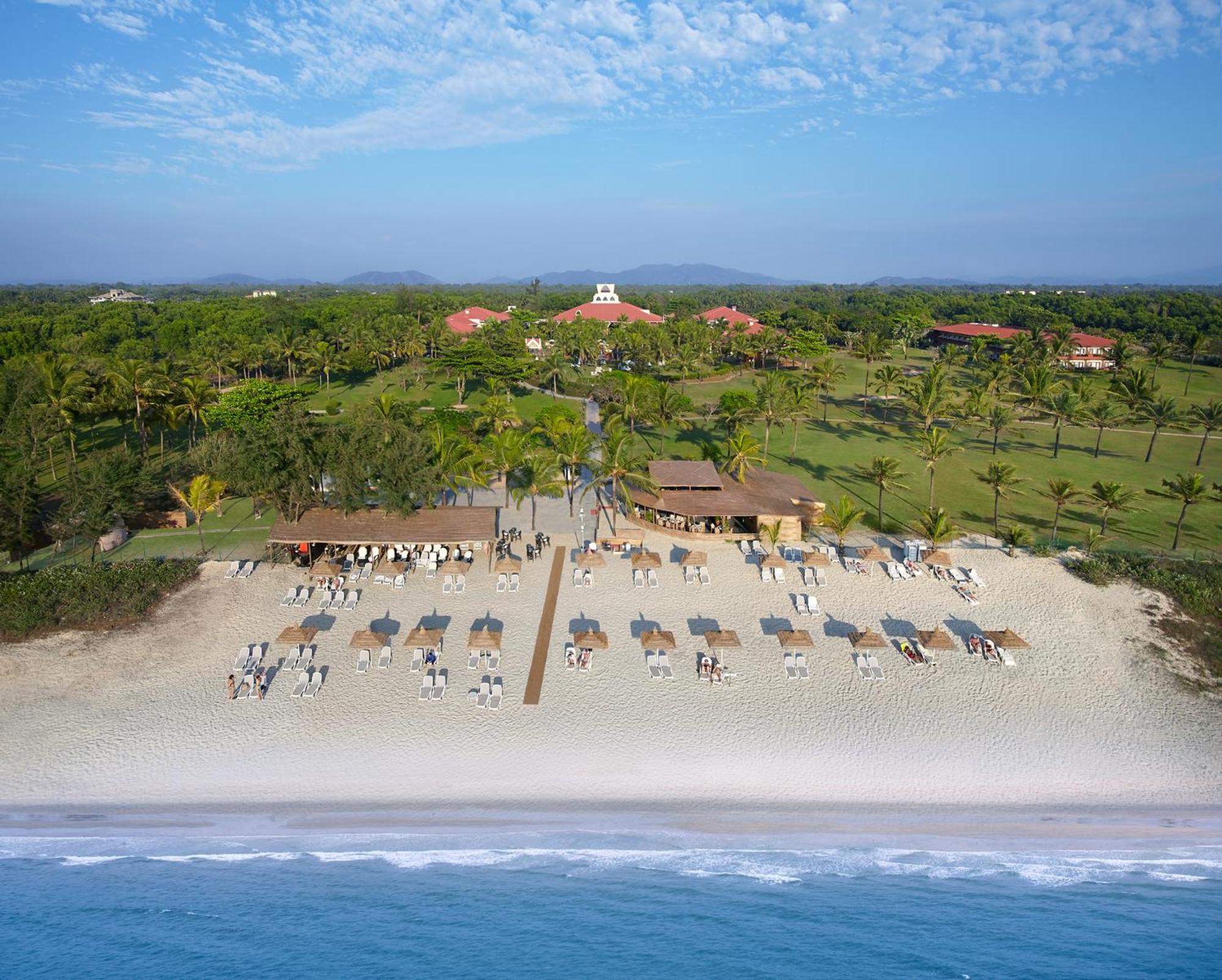 卡拉维尔海滩度假村 瓦卡 外观 照片 Aerial view of the beach at the Iberostar Grand Hotel Bávaro
