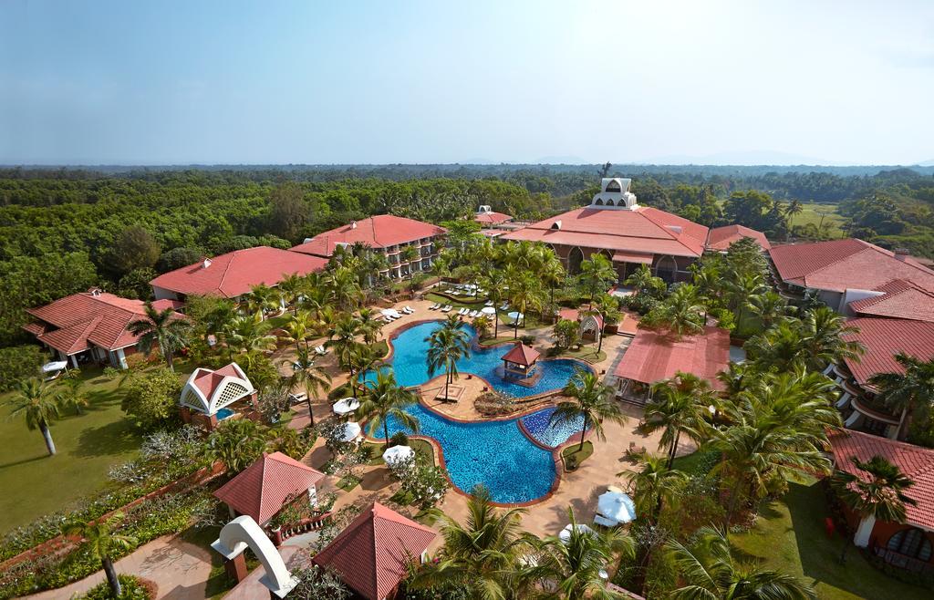 卡拉维尔海滩度假村 瓦卡 外观 照片 The resort's swimming pool