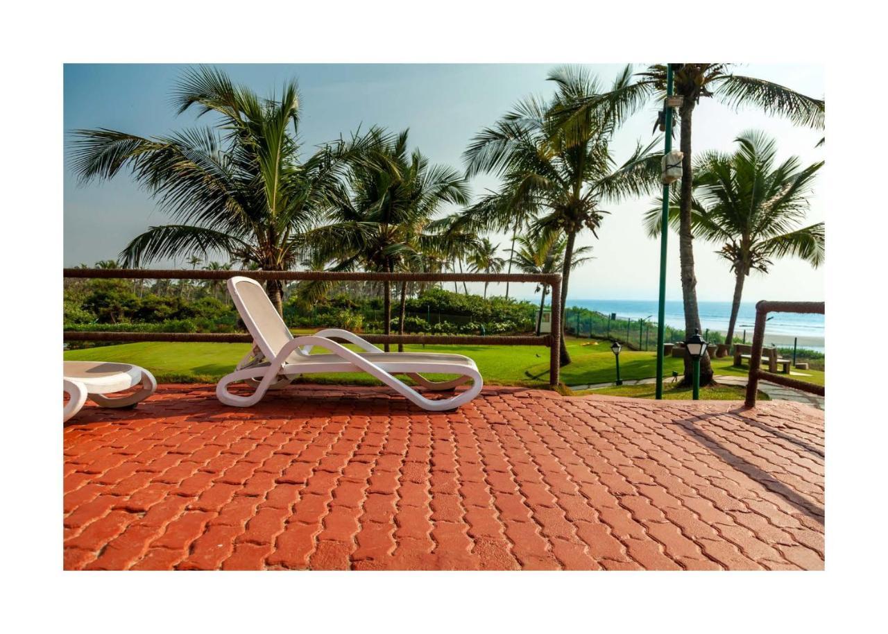 卡拉维尔海滩度假村 瓦卡 外观 照片 A view of the beach at the resort