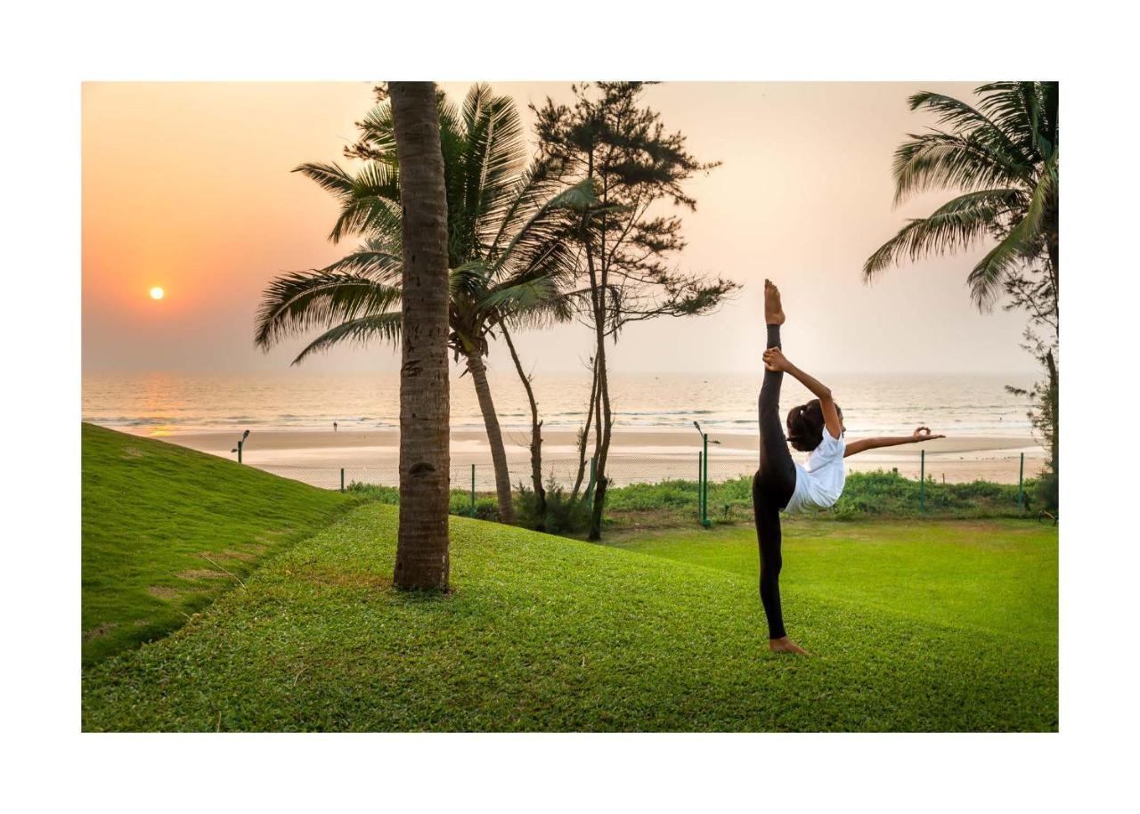 卡拉维尔海滩度假村 瓦卡 外观 照片 A woman practicing yoga at the beach