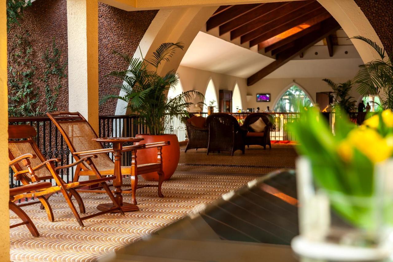卡拉维尔海滩度假村 瓦卡 外观 照片 The lobby of the hotel